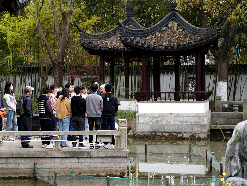 2021年3月30日，在上海交通大學(xué)南蘇園的“微型洱海”旁，孔海南教授為學(xué)生們打造“沉浸式”思政課。